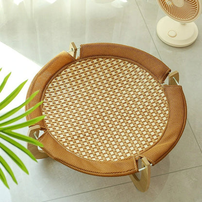 Vue de dessus d'un hamac rafraichissant chat surélevé avec surface en rotin tissé et bordure mesh ocre. Cette alternative au tapis rafraichissant chien et chat utilise un cadre en bois courbé pour une ventilation naturelle. Coussin rafraichissant pour chat design, idéal comme tapis rafraichissant chat respirant. Qualité Les Trésors d'Owka.