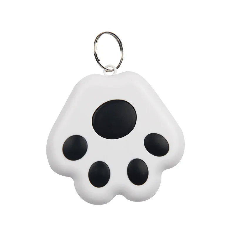 Localisateur anti-perte pour collier gps chat disponible en plusieurs coloris : rose, blanc, noir et bleu royal. L'image présente les traceurs en forme de patte ainsi qu'un smartphone affichant une carte de localisation détaillée. Une solution de suivi élégante et performante, idéale comme collier gps pour chaton grâce à sa légèreté et sa facilité d'utilisation via ce collier gps intelligent.