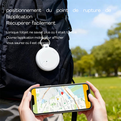 Application de suivi affichant une carte précise sur smartphone pour retrouver un objet ou un animal. Le visuel montre un traceur circulaire blanc fixé à un sac à dos noir en extérieur, illustrant la fonction de « positionnement du point de rupture ». Un dispositif de sécurité polyvalent, idéal comme collier gps pour chaton grâce à sa légèreté, permettant de sécuriser vos biens ou votre animal avec ce collier gps chat connecté.