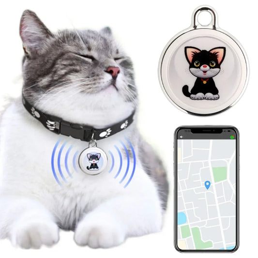 Collier gps chat noir à motifs pattes de chat, équipé d'un médaillon rond illustré d'un chaton noir. Le visuel présente un smartphone affichant une carte de localisation et des ondes de signal autour du médaillon porté par un chat gris et blanc. Une solution de suivi moderne, idéale comme collier gps pour chaton pour visualiser ses déplacements en direct grâce à ce collier gps connecté.