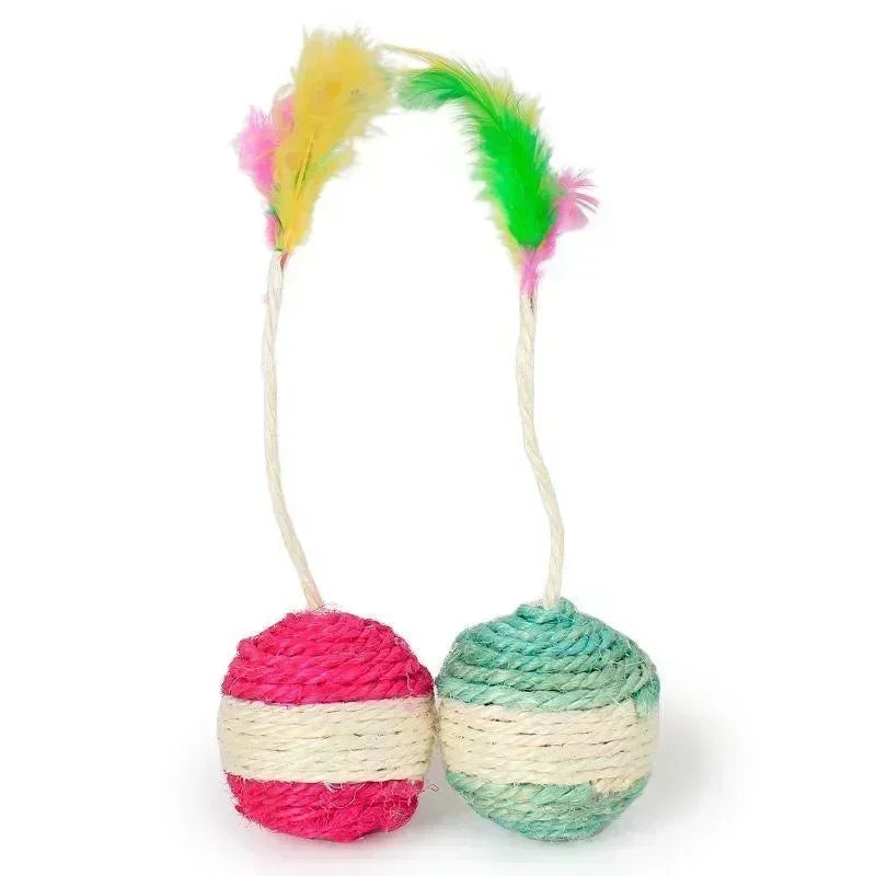 Lot de deux balles pour chat en sisal tressé bicolore (rose/blanc et vert/blanc) surmontées d'une tige flexible avec plumes multicolores pour stimuler l'instinct de jeu.