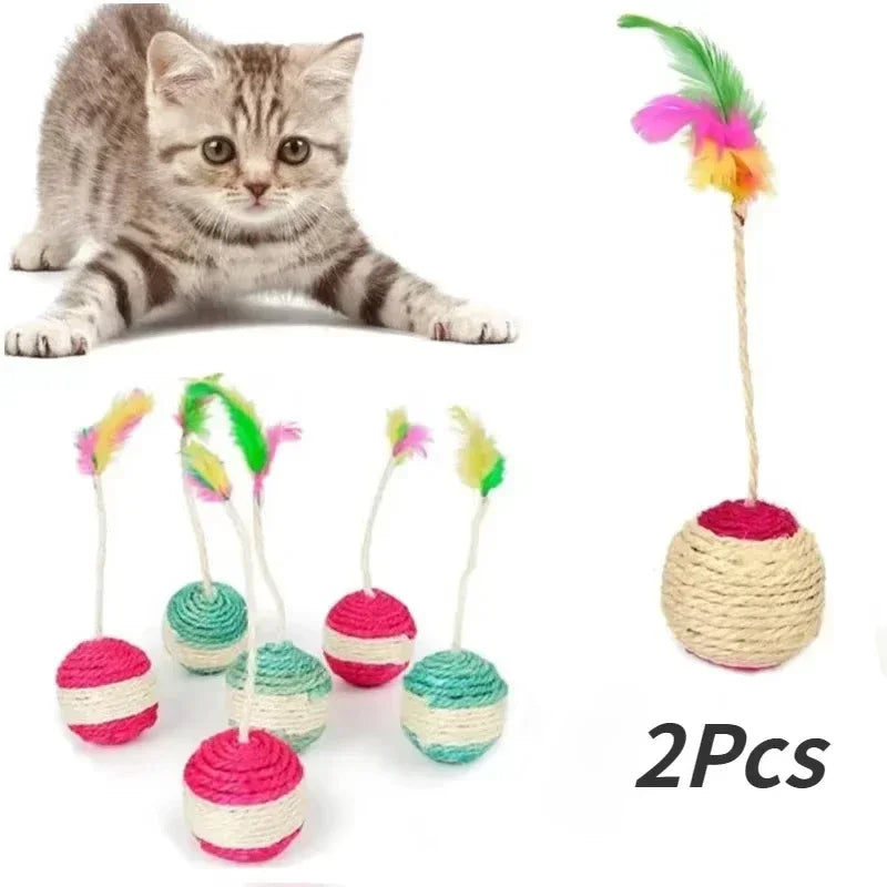 Lot de 2 balles pour chat en sisal tressé bicolore avec tige flexible et plumes multicolores, présenté à côté d'un chaton tigré en position de jeu.