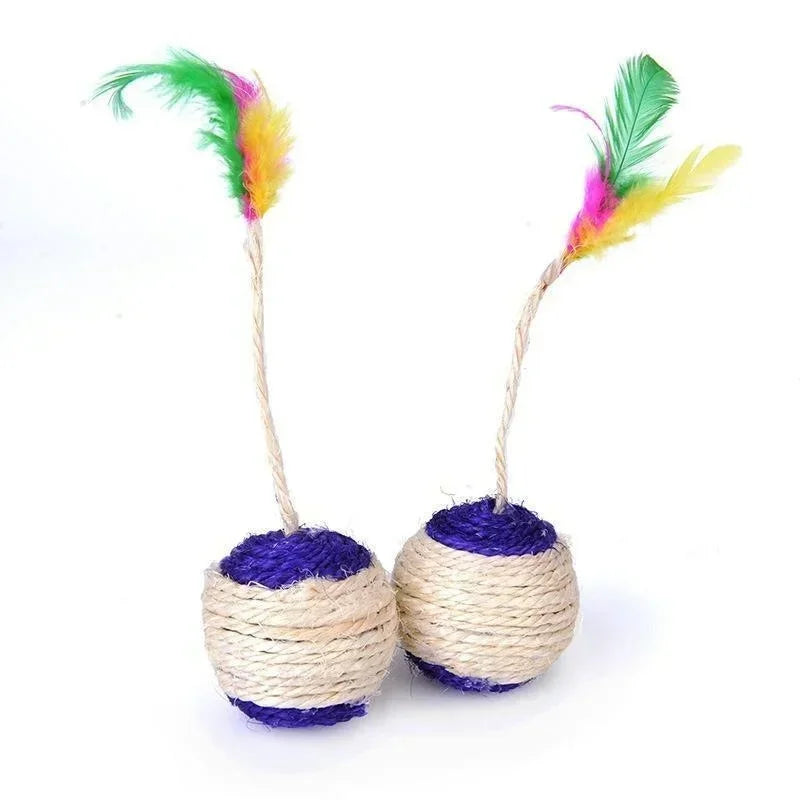 Lot de deux balles pour chat en sisal naturel tressé de couleur violet et blanc, surmontées d'une tige flexible avec plumes multicolores pour stimuler l'instinct de prédation.
