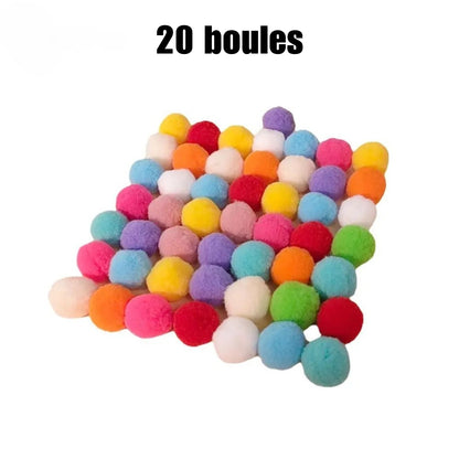 Lot de 20 balles en peluche multicolores pour chat, munitions de rechange douces et légères disposées de manière ordonnée sur un fond blanc.