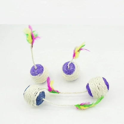 Lot de quatre balles pour chat en sisal naturel tressé de couleurs violet/blanc et bleu/blanc, surmontées d'une tige flexible avec plumes multicolores pour stimuler le jeu.
