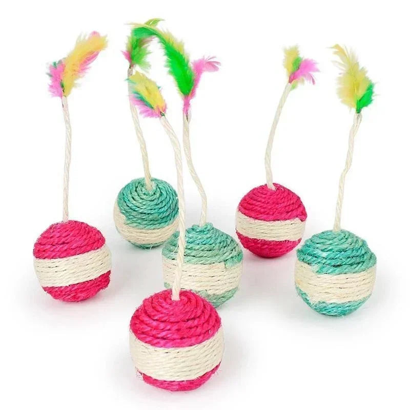 Lot de six balles pour chat en sisal naturel tressé bicolore, trois en rose/blanc et trois en vert/blanc, surmontées d'une tige flexible avec des plumes multicolores.