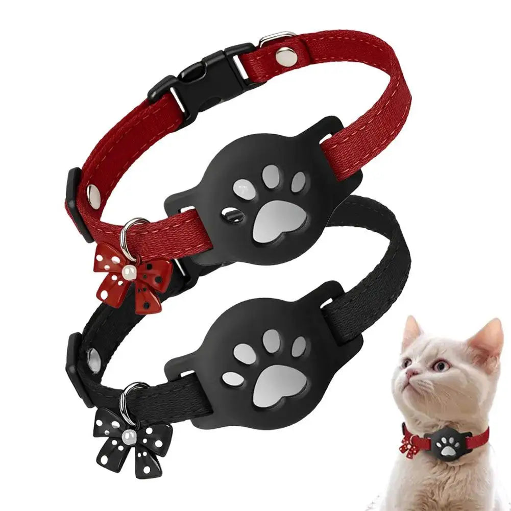 Lot de deux colliers gps pour chat (rouge et noir) en nylon avec support silicone et boucle breakaway de sécurité. Chat crème portant le collier rouge ajusté. Ce collier gps chat confortable et robuste est idéal pour la sécurité de votre animal. Solution type collier gps à chat bureau pour tous les félins.