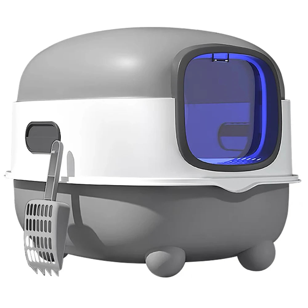 Bac à litière chat fermé au design moderne bicolore blanc et gris, équipé d'une porte battante bleue translucide. Ce bac a litiere spacieux inclut une pelle de nettoyage latérale et des pieds arrondis, offrant une solution hygiénique idéale comme premier bac à litière pour chaton.