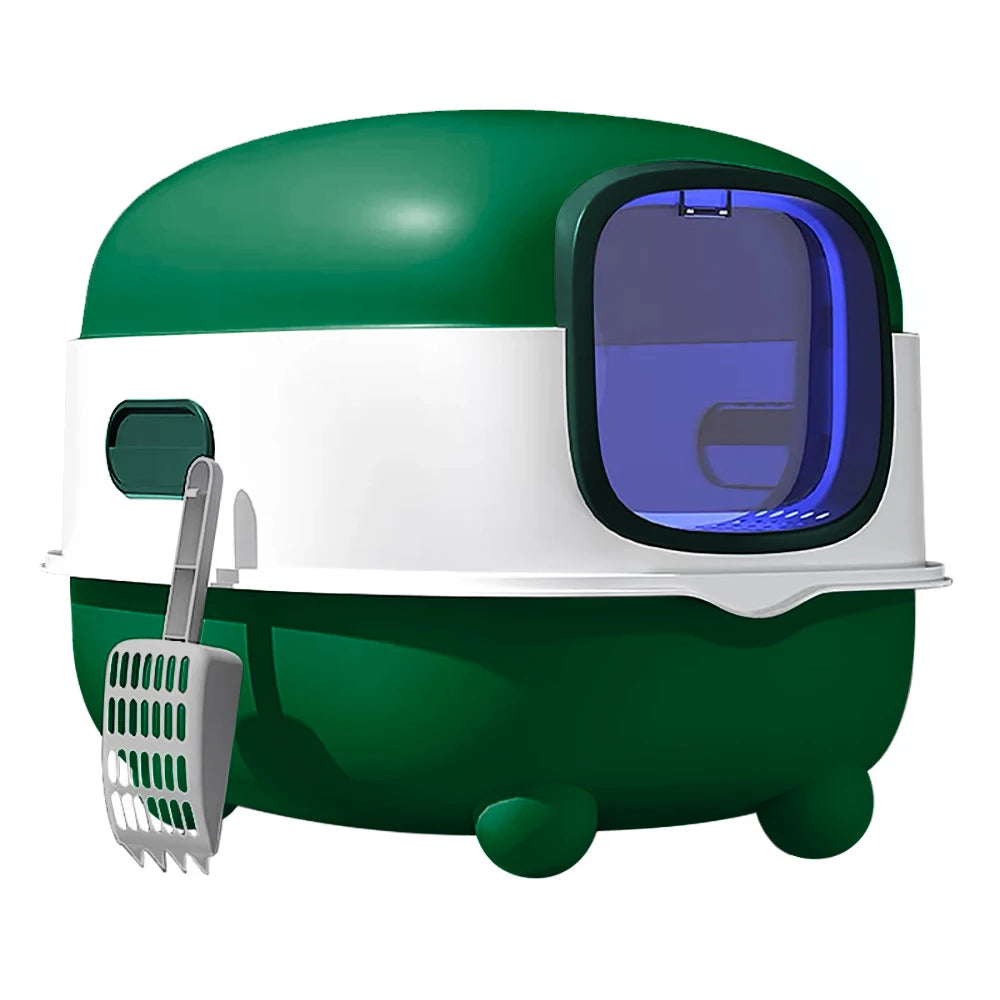 Bac à litière chat fermé au design moderne bicolore blanc et vert sapin, équipé d'une porte battante bleue translucide. Ce bac a litiere spacieux inclut une pelle de nettoyage grise fixée sur le côté, offrant une solution hygiénique et décorative idéale comme premier bac à litière pour chaton.