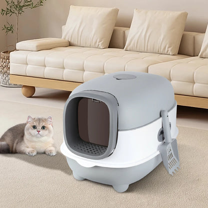 Bac à litière chat fermé au design moderne gris et blanc installé dans un salon contemporain. Cette maison de toilette avec porte battante et pelle latérale offre une solution hygiénique et élégante, parfaite comme premier bac à litière pour chaton pour limiter les projections au sol.