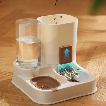 Station de nourrissage pour chat couleur crème illustrant la distribution automatique de croquettes par gravité et le remplissage constant d'un réservoir d'eau transparent.