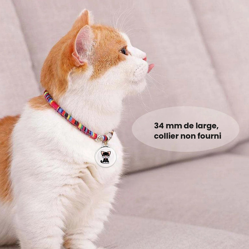 Médaille GPS chat « Le Pisteur » accrochée au collier d'un chat par sa bélière, collier non fourni — Les Trésors d'Owka