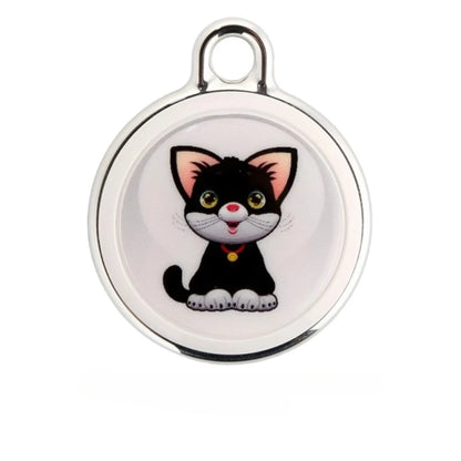Vue à l'échelle d'un médaillon pour collier gps chat tenu entre deux doigts, illustré d'un chaton noir mignon. La petite taille du dispositif démontre sa légèreté, en faisant le choix parfait pour un collier gps pour chaton. Un accessoire de suivi compact et élégant qui s'intègre discrètement sur n'importe quel collier gps.