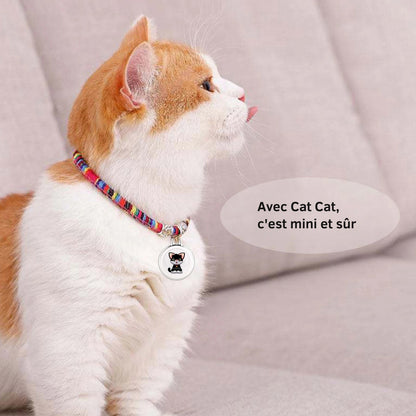 Vue à l'échelle d'un médaillon pour collier gps chat tenu entre deux doigts, illustré d'un chaton noir mignon. La petite taille du dispositif démontre sa légèreté, en faisant le choix parfait pour un collier gps pour chaton. Un accessoire de suivi compact et élégant qui s'intègre discrètement sur n'importe quel collier gps.