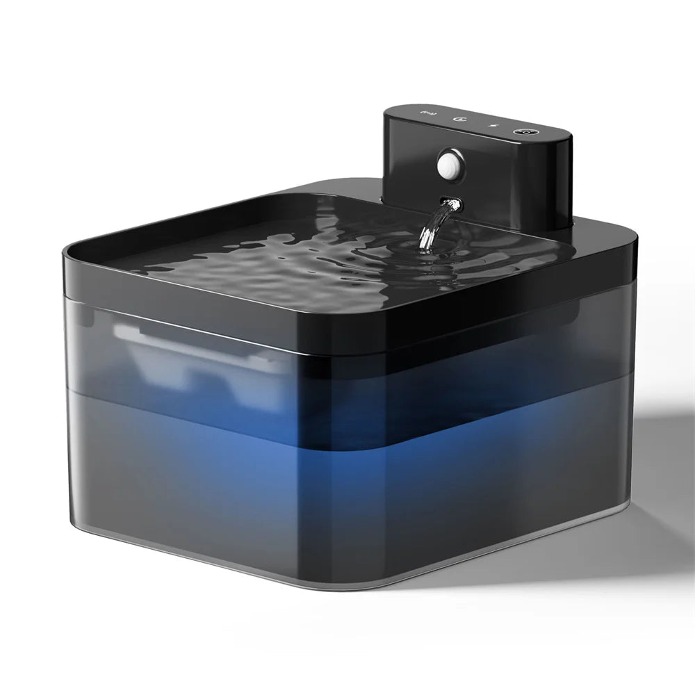 Fontaine pour chat intelligente noire et transparente avec détecteur de mouvement. Design moderne pour cette fontaine eau chat sans fil offrant une eau fraîche et filtrée. Fontaine chat Les Trésors d'Owka avec pompe ultra silencieuse et panneau tactile.