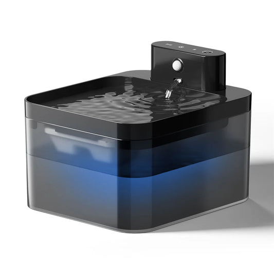 Fontaine pour chat intelligente noire et transparente avec détecteur de mouvement. Design moderne pour cette fontaine eau chat sans fil offrant une eau fraîche et filtrée. Fontaine chat Les Trésors d'Owka avec pompe ultra silencieuse et panneau tactile.