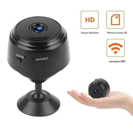 Mini caméra de surveillance animaux HD avec support réglable et connexion WiFi. Cette caméra chat et caméra chien compacte dispose d'un emplacement pour carte mémoire SD locale. Image montrant la caméra noire sur son pied et tenue dans une main pour souligner sa petite taille et sa discrétion.