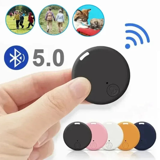 Mini traceur Bluetooth 5.0 pour collier gps chat, présenté à l'échelle entre deux doigts pour souligner sa compacité. Le visuel montre une gamme de cinq coloris (noir, rose, blanc, orange, bleu marine) et illustre son usage pour sécuriser les enfants, les seniors, les chiens et les chats. Une balise de suivi ultra-légère, idéale comme collier gps pour chaton grâce à son format miniature, garantissant une localisation facile via ce collier gps multifonction.