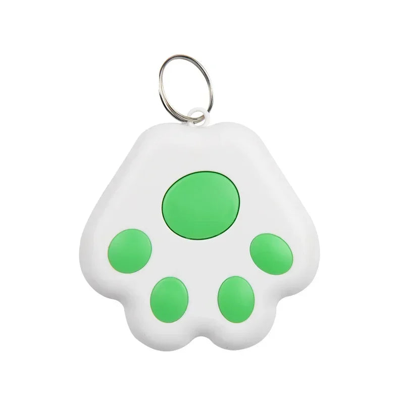 Traceur anti-perte Bluetooth en forme de patte blanche avec bouton central vert pomme, équipé d'un anneau de fixation métallique robuste pour collier de chien ou chat.
