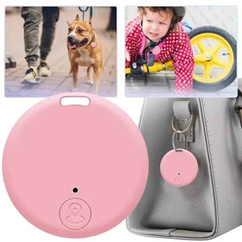 Mini traceur rose pour collier gps chat illustré dans quatre situations d'usage : attaché au collier d'un chien en promenade, porté par un enfant, fixé à un sac à main gris et en gros plan. Ce dispositif de suivi ultra-léger est parfait comme collier gps pour chaton, offrant une protection polyvalente et élégante grâce à ce collier gps compact et facile à accrocher partout.