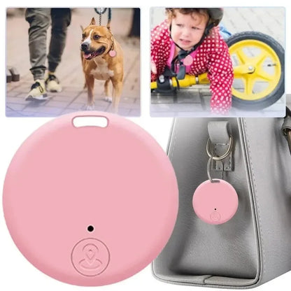 Mini traceur rose pour collier gps chat illustré dans quatre situations d'usage : attaché au collier d'un chien en promenade, porté par un enfant, fixé à un sac à main gris et en gros plan. Ce dispositif de suivi ultra-léger est parfait comme collier gps pour chaton, offrant une protection polyvalente et élégante grâce à ce collier gps compact et facile à accrocher partout.