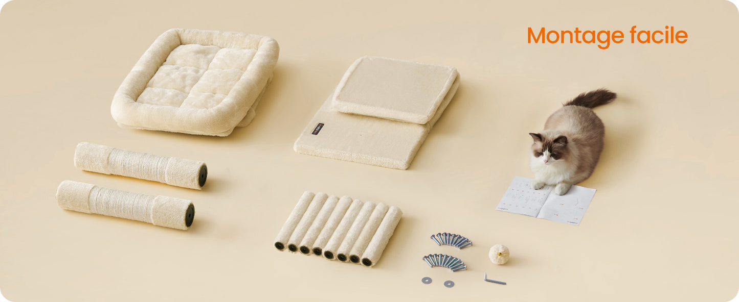 Vue d'ensemble des composants de l'arbre à chat beige pour un montage facile : perchoir XXL, niches, poteaux en sisal, visserie complète et manuel d'instructions avec un chaton.