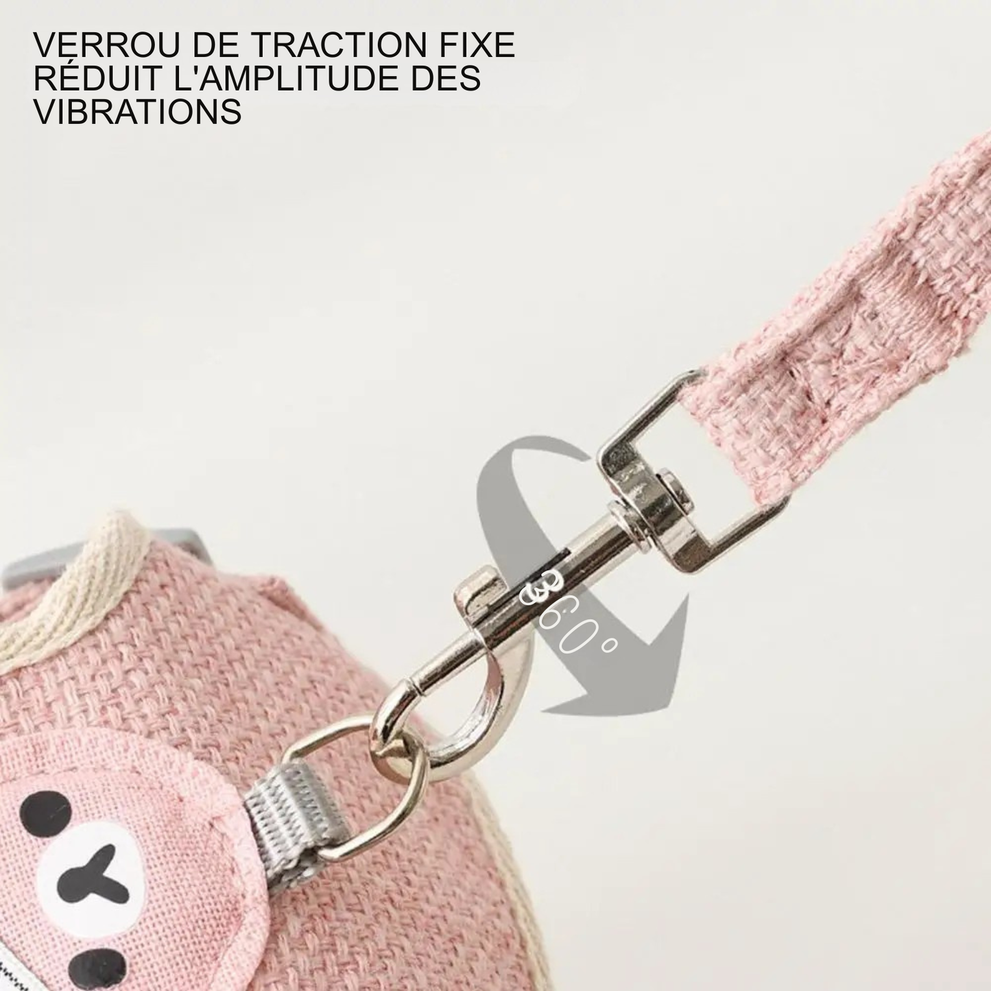 Gros plan technique du mousqueton rotatif à 360° d'un harnais pour chat rose. Le verrou de traction fixe réduit l'amplitude des vibrations pour une marche stable. Ce harnais chat haute performance assure une sécurité totale sans emmêlement de la laisse. Un détail indispensable de ce harnais animaux pour garantir le confort et la sérénité lors des balades en extérieur.