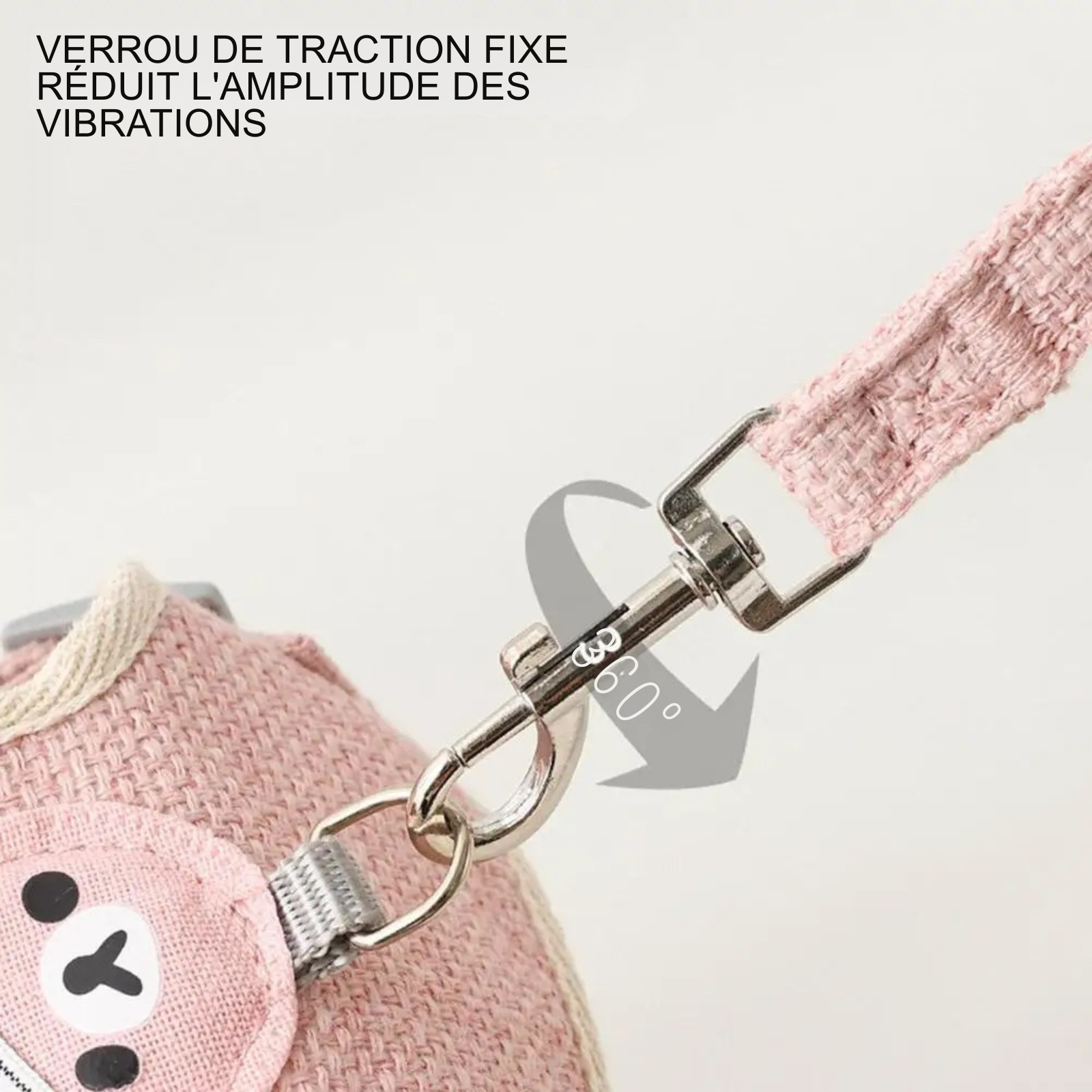 Gros plan technique du mousqueton rotatif à 360° d'un harnais pour chat rose. Le verrou de traction fixe réduit l'amplitude des vibrations pour une marche stable. Ce harnais chat haute performance assure une sécurité totale sans emmêlement de la laisse. Un détail indispensable de ce harnais animaux pour garantir le confort et la sérénité lors des balades en extérieur.