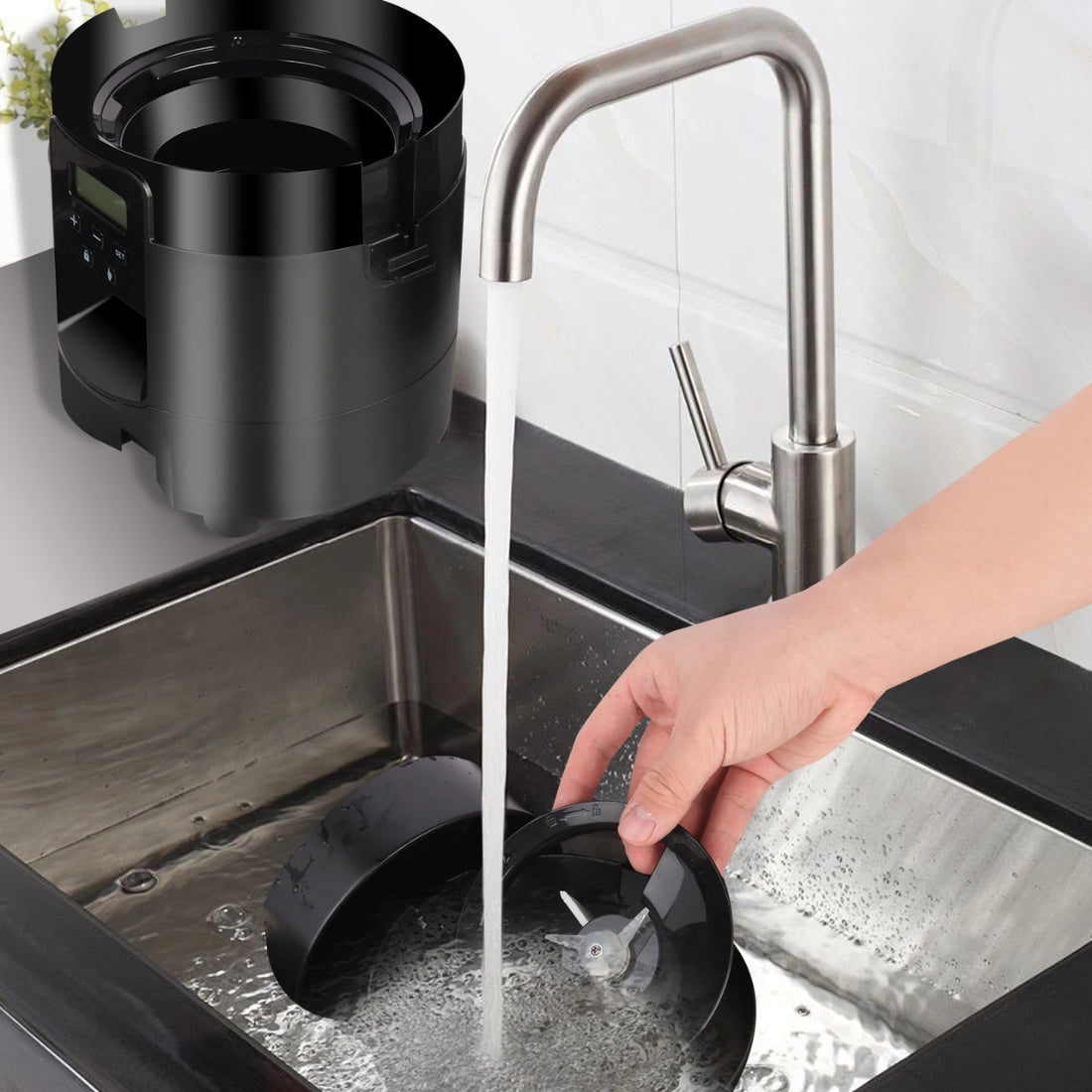 Nettoyage à l'eau des composants amovibles d'un distributeur automatique de croquettes noir, montrant le bol et le rotor de distribution sous un robinet de cuisine.