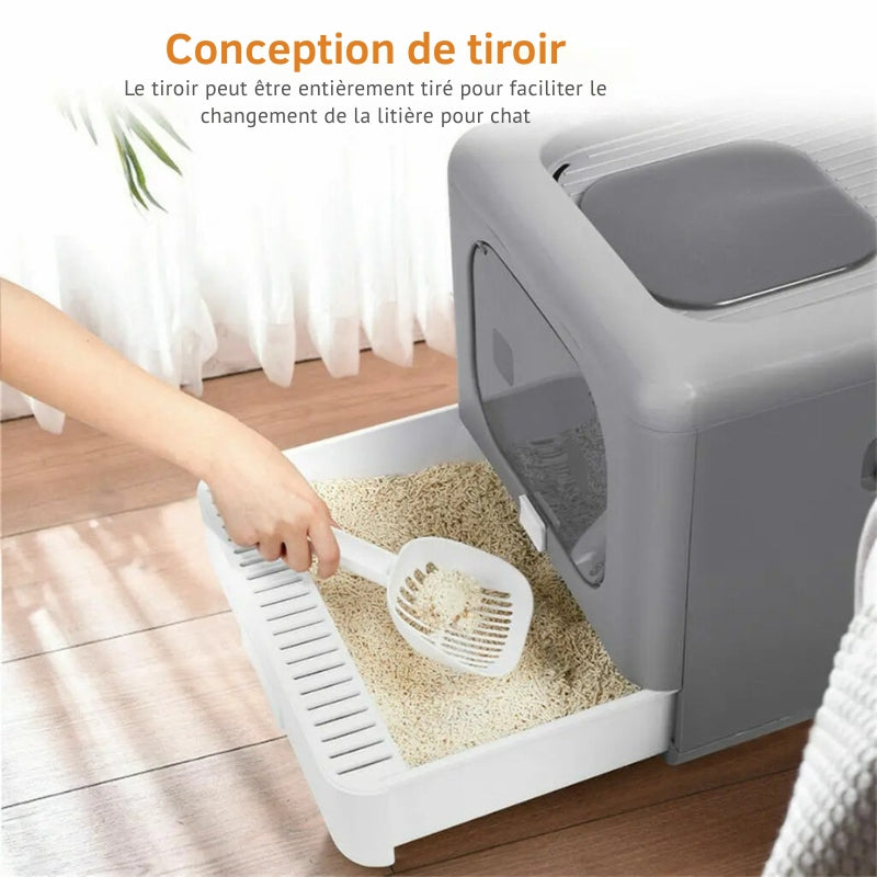 Gros plan sur le tiroir coulissant d'un bac à litière chat gris et blanc en cours de nettoyage avec une pelle. Ce bac a litiere possède un design à tiroir entièrement extractible, idéal comme bac à litière pour chaton pour changer la litière facilement.