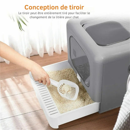 Gros plan sur le tiroir coulissant d'un bac à litière chat gris et blanc en cours de nettoyage avec une pelle. Ce bac a litiere possède un design à tiroir entièrement extractible, idéal comme bac à litière pour chaton pour changer la litière facilement.