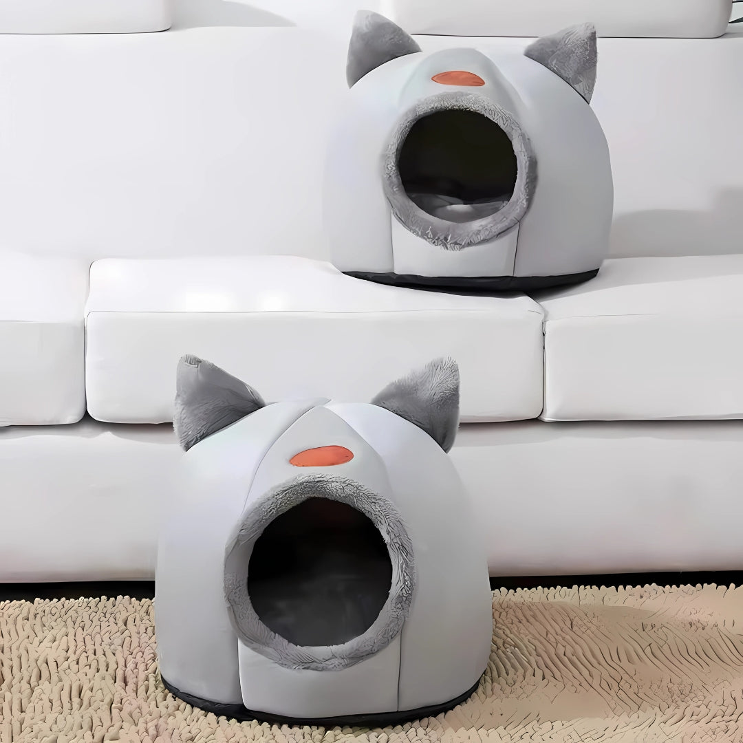 Présentation de deux niches pour chat en forme d'igloo gris clair avec oreilles décoratives, montrant les tailles moyenne et grande avec un intérieur en peluche grise ultra-douce.