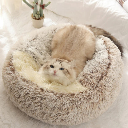 Vue de dessus d'un chat installé dans un panier rond apaisant bicolore brun et crème en peluche shaggy ultra-douce, offrant un couchage moelleux et sécurisant.