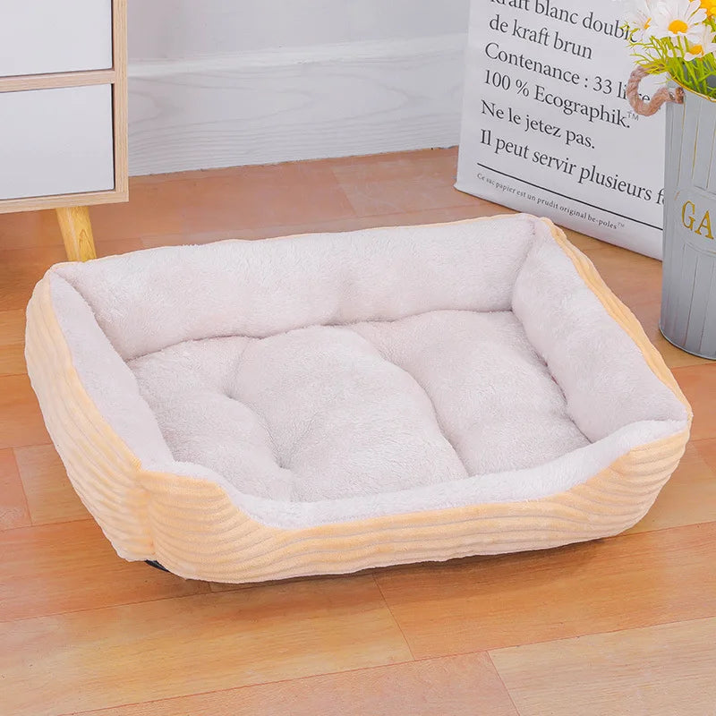 Panier chat rectangulaire coloris crème avec extérieur en velours côtelé et intérieur en peluche blanche épaisse. L'image montre ce coussin pour chat capitonné au design scandinave épuré. Lit douillet, chaud et élégant pour un confort de type coussin a chat premium. Qualité Les Trésors d'Owka.