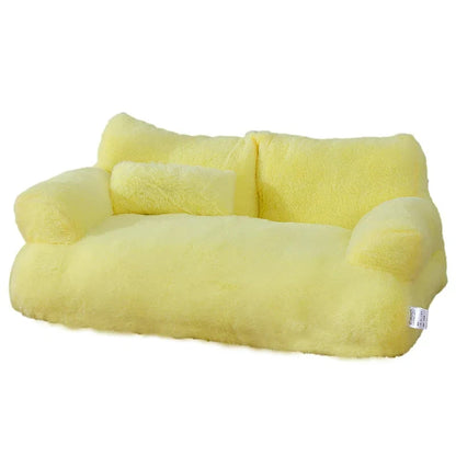 Panier chat type canapé sofa jaune citron en peluche épaisse détouré sur fond blanc. L'image présente ce coussin pour chat design avec son petit oreiller amovible et son dossier rembourré. Lit sofa luxueux, chaud et original pour un confort de type coussin a chat premium. Qualité supérieure Les Trésors d'Owka.