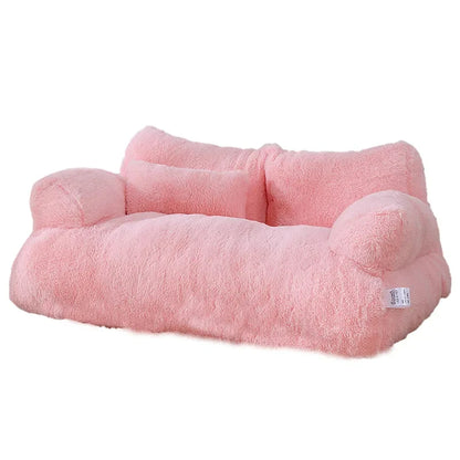 Panier chat design sofa rose poudré en peluche Sherpa ultra-moelleuse détouré sur fond blanc. L'image présente ce coussin pour chat luxueux avec dossier et accoudoirs rembourrés. Lit sofa chic, chaud et original pour un confort type coussin a chat haut de gamme. Qualité prestige Les Trésors d'Owka.