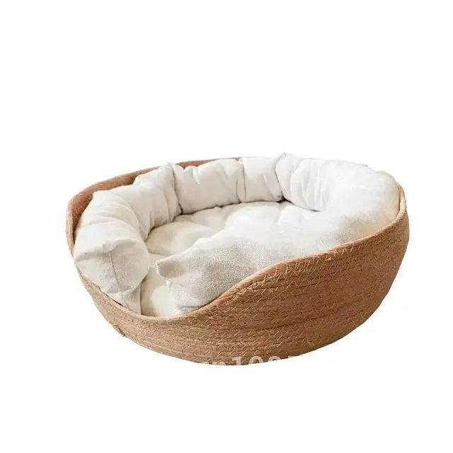 Panier pour chat au design moderne en corde tressée beige naturelle, doté d'un bord avant abaissé pour un accès facile et d'un grand coussin blanc moelleux amovible.