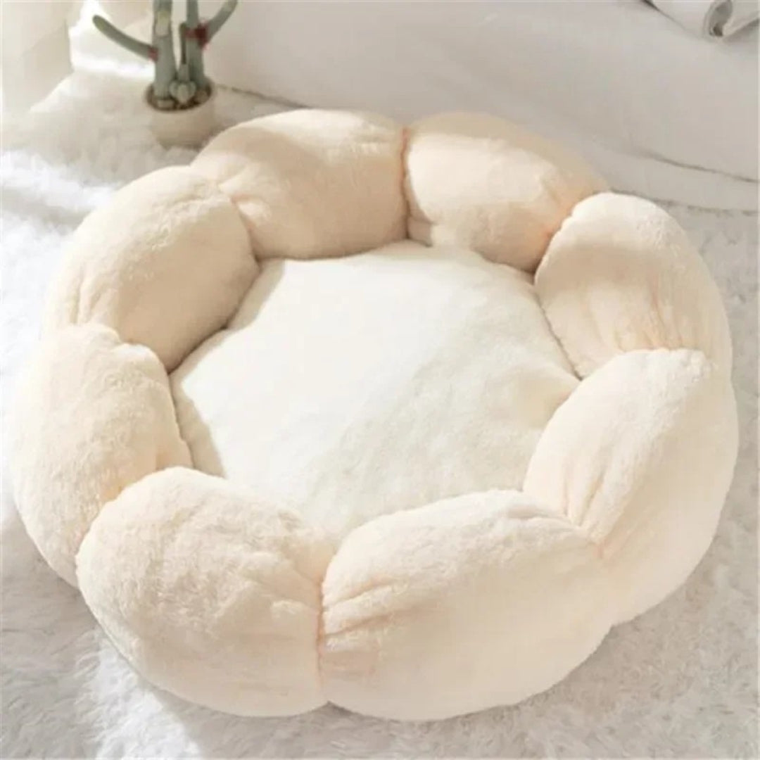 Panier pour chat et petit chien en forme de fleur couleur crème, réalisé en peluche ultra-douce avec pétales rembourrés surélevés pour un confort apaisant et un soutien optimal.