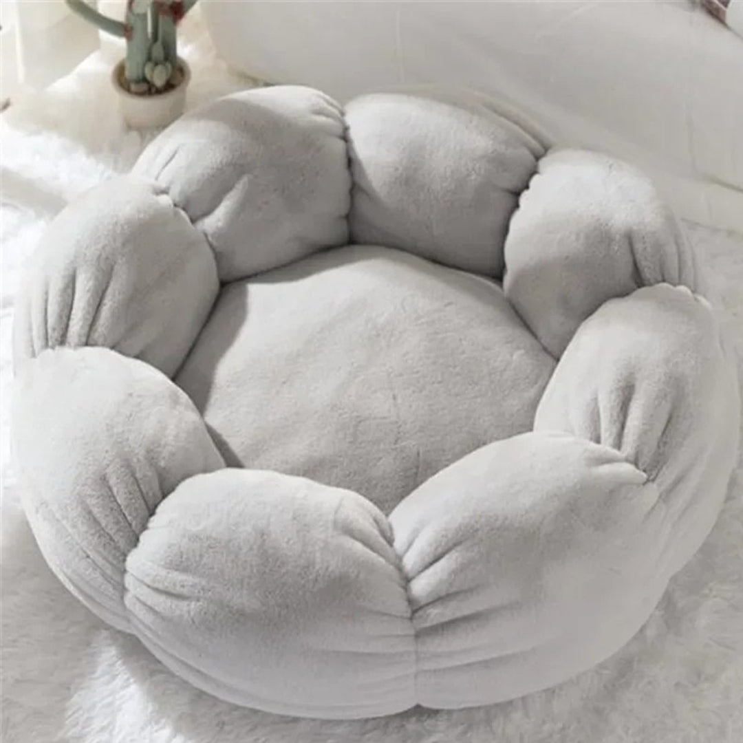 Panier pour chat et petit chien en forme de fleur grise, réalisé en peluche ultra-douce avec pétales rembourrés surélevés pour un confort apaisant et un soutien optimal.