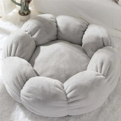 Panier pour chat et petit chien en forme de fleur grise, réalisé en peluche ultra-douce avec pétales rembourrés surélevés pour un confort apaisant et un soutien optimal.