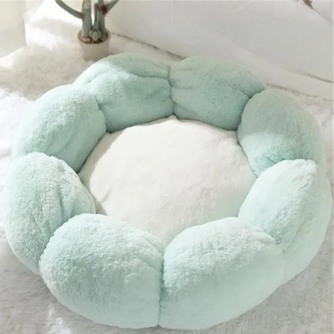 Panier pour chat et petit chien en forme de fleur bicolore vert menthe et blanc, réalisé en peluche ultra-douce avec pétales rembourrés surélevés pour un confort apaisant.