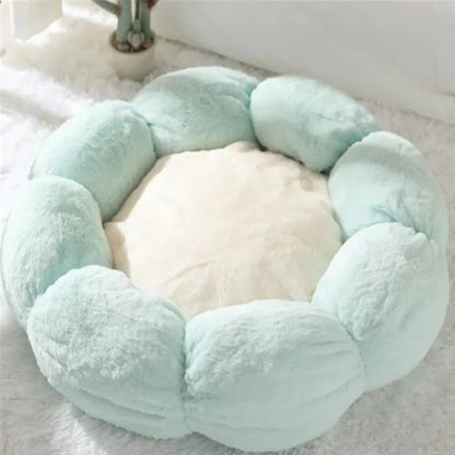 Panier pour chat et petit chien en forme de fleur bicolore vert menthe et blanc crème, réalisé en peluche ultra-douce avec pétales rembourrés surélevés pour un confort apaisant.