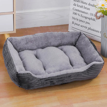 Panier chat rectangulaire gris avec extérieur en velours côtelé résistant et intérieur en peluche grise douce. L'image montre ce coussin pour chat capitonné au design sobre et élégant. Lit douillet, chaud et profond pour un confort de type coussin a chat haut de gamme. Qualité premium Les Trésors d'Owka.