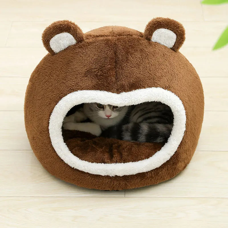 Panier chat igloo brun en peluche douce avec design oreilles d'ours. L'image présente un chat tigré blotti dans son coussin pour chat fermé et sécurisant. Lit grotte isolant et profond pour un confort type coussin a chat. Qualité supérieure Les Trésors d'Owka.