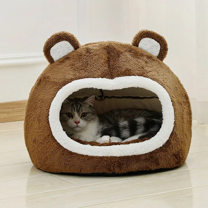 Panier chat en forme de niche igloo marron avec oreilles d'ours et bordure blanche. L'image présente un chaton gris installé dans ce coussin pour chat fermé, épais et protecteur. Lit cocon anti-stress pour un confort de type coussin a chat haut de gamme. Qualité premium Les Trésors d'Owka.