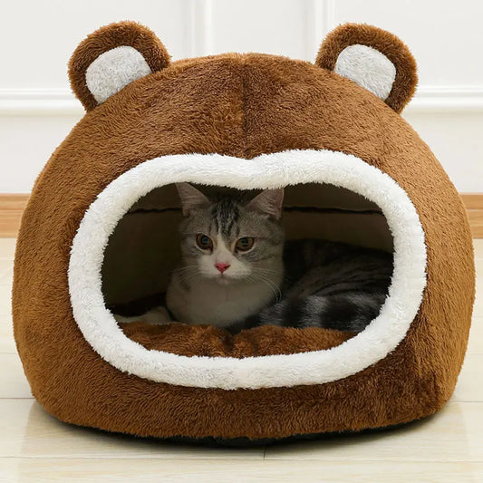 Panier chat igloo brun en peluche épaisse imitation fourrure avec oreilles d'ours. L'image montre un chaton bien au chaud à l'intérieur d'un coussin pour chat fermé et protecteur. Lit cocon isolant et douillet pour un confort type coussin a chat. Qualité premium Les Trésors d'Owka.