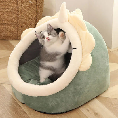 Panier chat en forme de grotte licorne vert sauge avec corne et crinière rembourrées. L'image montre un chaton s'amusant dans ce coussin à chat igloo en peluche ultra-douce. Lit fermé et protecteur pour petit animal, idéal comme coussin pour chat original et anti-stress. Qualité Les Trésors d'Owka.