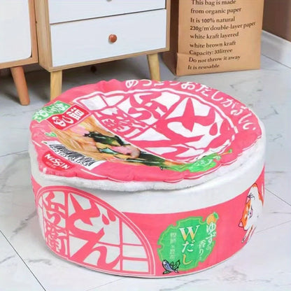 Panier chat original en forme de pot de nouilles instantanées japonaises rouge et blanc fermé. L'image présente ce coussin pour chat insolite avec couvercle amovible et intérieur en peluche douce. Lit cocon ultra-confortable, rigolo et design pour un coussin a chat unique. Qualité premium Les Trésors d'Owka.