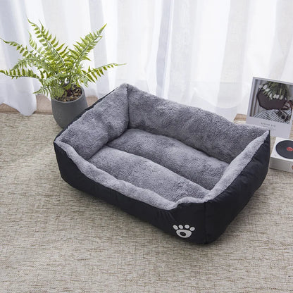 Panier chat rectangulaire noir et gris avec intérieur en peluche douce et rebords capitonnés. L'image présente un coussin pour chat bicolore avec logo patte blanche dans un décor zen. Lit douillet, isolant et facile d'entretien pour un confort type coussin a chat. Qualité supérieure Les Trésors d'Owka.