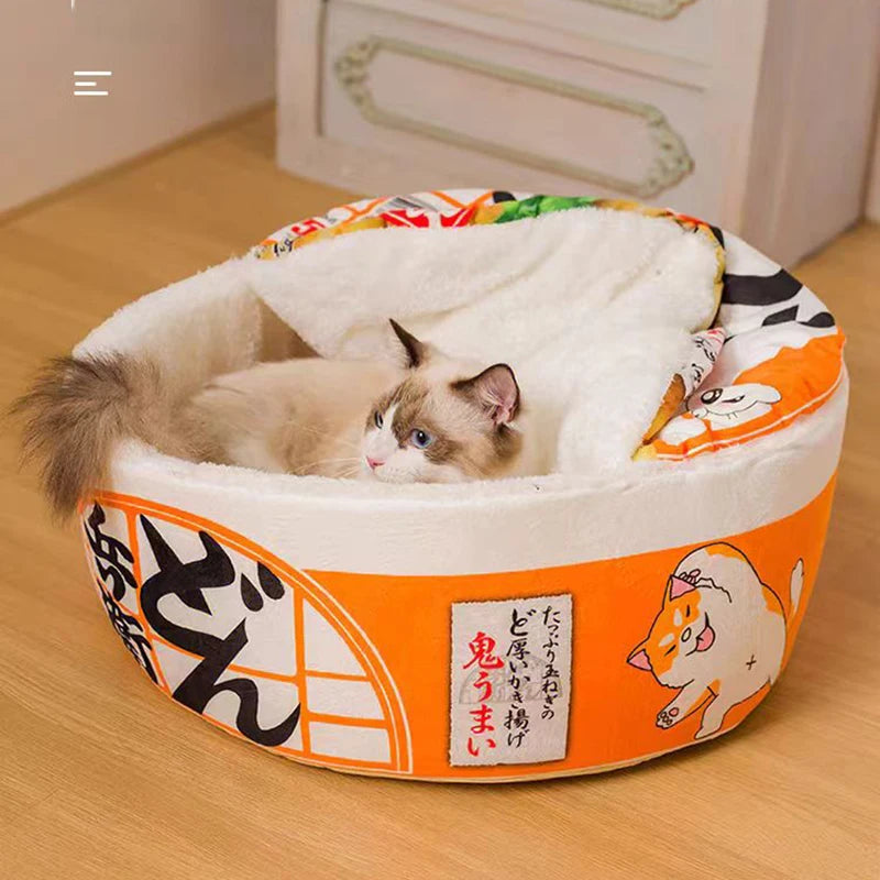 Panier chat original en forme de pot de nouilles japonaises orange. L'image présente un chaton dans ce coussin pour chat ultra-moelleux en peluche blanche type moumoute. Lit pour chat insolite, profond et chaud pour un confort optimal de coussin a chat. Qualité Les Trésors d'Owka.